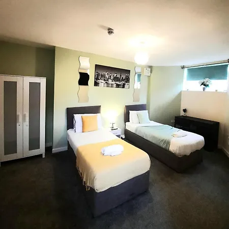Comfy Lower Ground In Holiday home Leeds (West Yorkshire)
